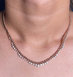 Collier pour femme couleur or rose avec perles en forme de boule et pendentif classique en moissanite taille brillant rond pour les occasions de mariage - Product Image 1