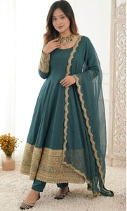 Ensemble Anarkali Premium Vintage en Crêpe Naturel Lourd avec Broderie à Cordonnet et Sequins, et Dupatta en Organza Tabby Cousu, Écologique, pour Fête - Product Image 3