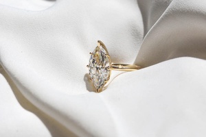 Bague de fiançailles solitaire en diamant de laboratoire de taille marquise 3 carats, or 14 carats, certifiée IGI - Product Image 1