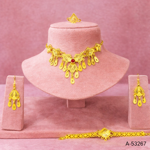 ชุดเครื่องประดับทองชุบอินเดียสำหรับงานแต่งงานจาก MOLL JEWELLERS ทำจากโลหะผสมสังกะสีประดับเพชรซิร์คอน ดีไซน์ทันสมัย ประกอบด้วยสร้อยคอแบบทอร์ค ต่างหูแบบห้อย และกำไลข้อมือ รุ่น A-53269 - Product Image 3