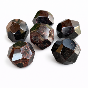 Chakralume - Esfera de Cristal de Granate Rojo Natural, Dodecaedro Facetado, Bola de Cristal Pulida, Piedra Curativa, Reiki, Meditación, Feng Shui - Product Image 1