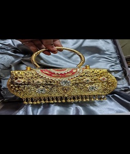 Pochette ovale Kundan en laiton de taille moyenne, dorée, faite à la main, pour mariage indien traditionnel, par f s international - Product Image 3
