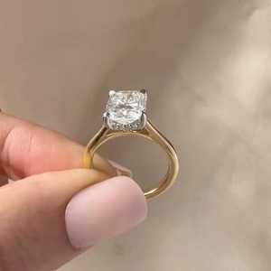 แหวนมอสซาไนต์ทรงคุชชั่น 2 กะรัต ทองคำเหลือง ประดับเพชรเม็ดเดี่ยวแบบมินิมอล ทรงเรเดียนท์คัท (E VVS) - Product Image 6