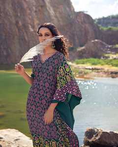 Confeccionado a mano, adornado con lentejuelas geométricas y bordados a mano con espejos en toda la prenda delantera y trasera. Se combina con pantalones anchos de crepé. - Product Image 3