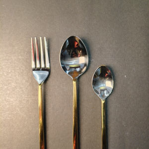 Ensemble de couverts de luxe bicolore or et acier inoxydable, couteau, fourchette et cuillère à dîner à manche fin minimaliste, écologique et durable. - Product Image 2