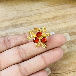 Anillo Boho de Alta Demanda con Flor de Granate, Bañado en Oro, de Latón, Anillo Botánico con Hoja y Tres Piedras, Hecho a Mano, Delicado, Venta al por Mayor - Product Image 2