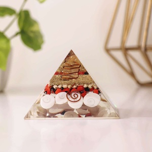 Pirámide de orgón Laxmi Yantra, pirámide de cristal de orgón, decoración Feng Shui para el hogar con bobina de cobre, conchas doradas y cuentas rojas. - Product Image 1