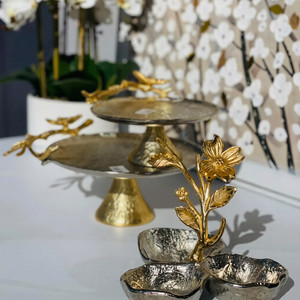 แท่นวางเค้กโลหะลายดอกไม้สวยงามเหมาะสำหรับงานเบเกอรี่และงานอีพ็อกซี่เรซิน - Product Image 1