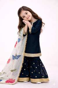 Ensemble élégant pour enfants GMY en soie Sharara avec broderie riche et dupatta imprimé en organza - Product Image 3
