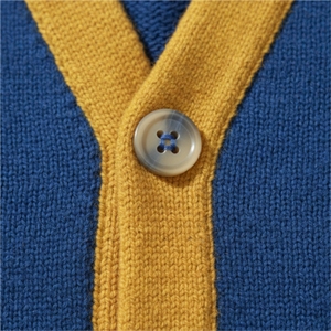 Cardigan en tricot bleu pour femme avec bordure jaune et logo sur la manche, style preppy, vêtement d'automne - Product Image 6