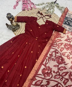 Robe longue élégante rouge coupe trapèze avec imprimé floral, broderie main, manches courtes, col cœur, en satin 86720 JENIL- JC382 - Product Image 3