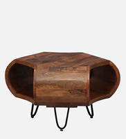 Table basse contemporaine en bois de manguier avec un design incurvé unique et des pieds pliants en métal noir inclinés, table de salon