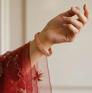 กำไลข้อมือแม่เหล็กสีโรสโกลด์สุดหรู ดีไซน์โซ่โลหะสวยงาม ของขวัญส่งเสริมการขายสุดพิเศษ - Product Image 4