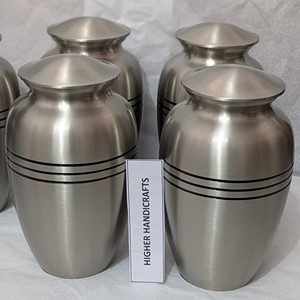 Urnas de Latón Tradicionales al por Mayor con Tapa Roscada Segura, Urnas para Cremación, Exportación Directa de Fábrica - Product Image 1