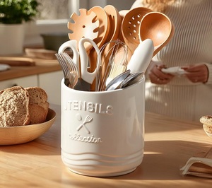 Support à ustensiles en céramique haute résistance au feu, design à rebord incliné, détails en relief, base stable, organisateur de rangement pour comptoir de cuisine - Product Image 3