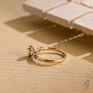 Bague de mariage de luxe en moissanite plaquée or 18 carats avec sertissage à griffes, pierre centrale ovale et pierres latérales colorées - Product Image 2