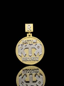 Colgante de Aleación Urban Eclipse con Incrustaciones de Diamantes CZ Personalizado The Ice Legacy, Chapado en Oro Rosa, Estilo Hip Hop, Joyería para Hombre, Regalo - Product Image 1