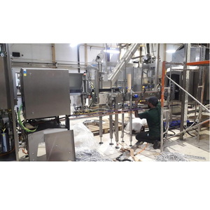 Machine de remplissage automatique de bouteilles en plastique de qualité industrielle à haute capacité avec moteur pour le remplissage de boissons, fabrication et exportation - Product Image 2