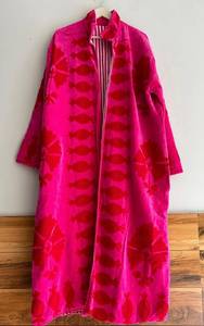 Manteau long en velours rose vif fait main sur mesure avec broderie appliquée motif grenade rouge vif - Product Image 3