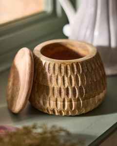 Tarro de almacenamiento tradicional de madera con tapa para guardar ingredientes secos en la despensa de la cocina. - Product Image 1