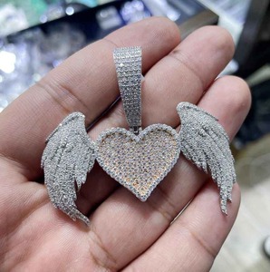 Colgante de Plata 925 con Alas de Ángel y Corazón para Mujer, con Diamante Moissanita VVS de Corte Brillante Redondo, Joyería Fina - Product Image 3