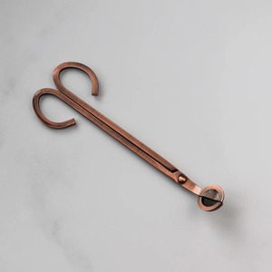 Coupe-mèche professionnel avec lame de coupe de précision en acier inoxydable durable, idéal pour une combustion propre et uniforme des bougies - Product Image 4