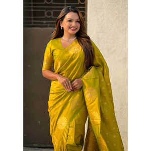 Sari de Noche de Seda Suave Verde Mehendi con Bordado de Zari Doble y Borde de Pavo Real - Product Image 1