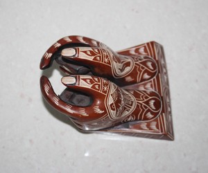 Tarjetero de Resina Tallado a Mano con Diseño de Mano Mudra |   Organizador de Escritorio con Diseño Étnico de Henna |   Decoración Espiritual Única para Oficina - Product Image 2