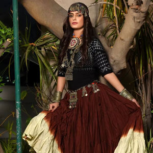 Falda Larga Informal de Estilo Bohemio con Estampado Floral Tie-Dye de Inspiración Tradicional en Marrón Rústico con Degradado Crema Beige - Product Image 4