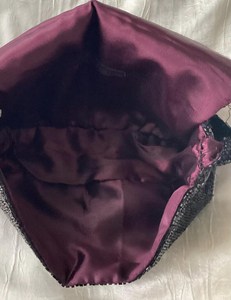 Bolso de Mano Negro Hecho a Mano con Cuentas, Bordado Floral Morado, Estilo Lujoso, Forma Personalizada, Ecológico, Ligero y Duradero - Product Image 2
