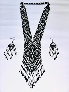 Collier et boucles d'oreilles tendance en perles de rocaille noires faites à la main : style bohème américain, idéal pour les anniversaires de mariage, à offrir - Product Image 4