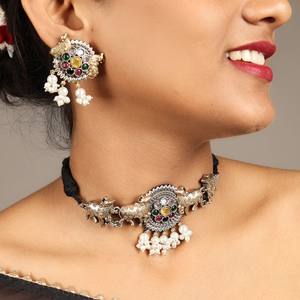 Parure de collier de mariée bicolore en argent oxydé et or avec motif vache, pierres multicolores et perles pendantes – Bijoux de mariage traditionnels - Product Image 4