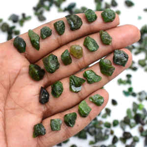 Cristal brut de tsavorite verte naturelle, pierre précieuse de guérison, qualité supérieure, certifiée par un tiers, dimensions environ 6x7,5 et 9x12,5 mm, en vrac - Product Image 4
