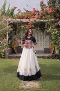 Encantador Lehenga Choli para Navratri, Falda Colorida con Vuelo, Blusa Elegante Bordada, Ideal para Eventos Festivos - Product Image 6