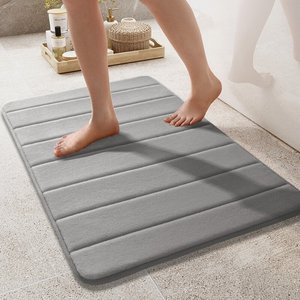 Alfombra de baño minimalista rectangular de espuma viscoelástica, color gris sólido, con base de goma antideslizante para el suelo del baño, alfombra de baño de microfibra, espuma viscoelástica - Product Image 1