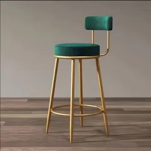 Tabouret et chaise de bar en velours noir sur mesure, dossier incurvé, structure dorée, pour comptoir de bar de luxe. - Product Image 2