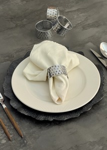 Anneaux de serviette en métal martelé argenté rustique pour la décoration de table moderne, porte-serviettes argenté texturé à large bande - Product Image 5