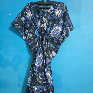 Kaftan en coton fait main grande taille, taille naturelle, écologique, ample, col en V, imprimé floral, pour la plage, la détente et la nuit - Product Image 1