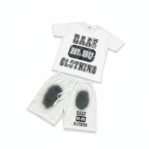 Conjunto de camiseta y pantalones cortos de verano con estampado gráfico, mezcla de algodón, lavado ácido, estilo casual urbano, con logo personalizado al por mayor para hombres y mujeres - Product Image 3