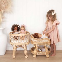 Cambiador de muñecas de ratán a precio económico, juguete de simulación para niños, cambiador de muñecas de caña natural.