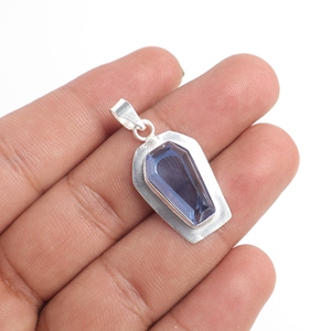 Pendentif en argent sterling 925 fait main en laiton avec tanzanite bleue taille cercueil, serti clos, bijou fantaisie tendance - Product Image 1