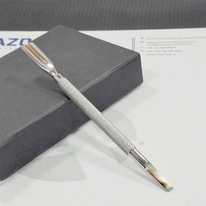 Pousse-cuticules professionnel en acier inoxydable de haute qualité, double extrémité : gouge de 9 mm et éliminateur de pterygius, pour le soin des ongles - Product Image 1