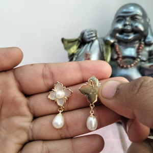 Boucles d'oreilles pendantes en perles d'eau douce, trèfle en nacre, plaqué or, bijoux anti-ternissement, fabricant et fournisseur en gros - Product Image 4