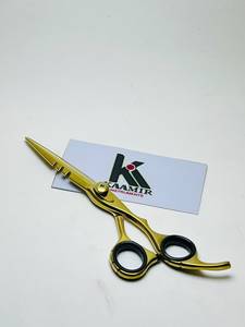 กรรไกรตัดผมมือขวา KAAMIR INSTRUMENTS รุ่น Professional Custom Sharp ผลิตจากเหล็กกล้าไร้สนิมสีดำด้าน ขนาด 4.5 นิ้ว ด้ามจับขนาดกลาง - Product Image 1