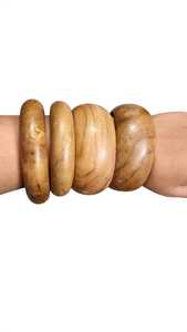 กำไลไม้ทำมือสำหรับผู้หญิง ชุดกำไลข้อมือเส้นเล็ก ตกแต่งด้วยเศษทองเหลืองแกะสลักด้วยมือ งานฝีมือจาก Emporium Exports - Product Image 3
