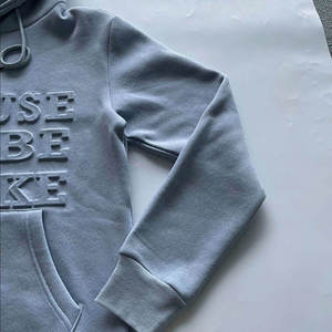 เสื้อฮู้ดดี้ผู้ชายแบบสั่งทำขายส่ง ลายนูน สำหรับฤดูใบไม้ผลิ ผ้าฝ้ายฟลีซ 100% ระบายอากาศ แห้งเร็ว บริการ OEM พร้อมโลโก้ลายนูน - Product Image 4