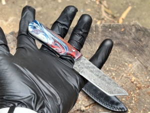 Cuchillo de Desollar Hecho a Mano de Acero de Damasco con Mango de Resina Colorida, Premium, Personalizado, OEM, ODM - Product Image 5