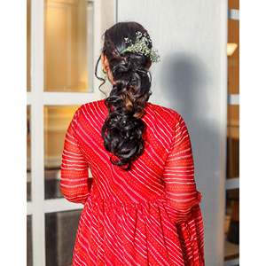 Ensemble de salwar kameez Vinaya taille XS, rouge, en chiffon pur, avec motif bandhani dessiné à la main, pour les occasions de mariage - Product Image 1