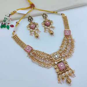 Ensemble collier et boucles d'oreilles de mariée en imitation perle et pierre Pota plaqué or 24 carats - Product Image 1