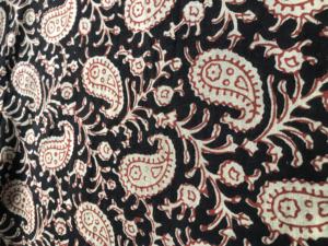 Tissu en coton imprimé à la main en gros – Tissu indien en coton Paisley noir et rouge pour fournisseurs de vêtements et de textiles - Product Image 3